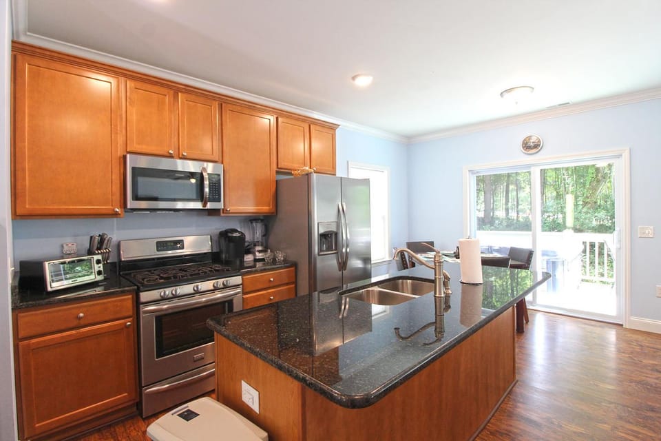 Cuddle Cove Modern, Creekside Home right by the Heart of Bryson City Villa in Bryson City