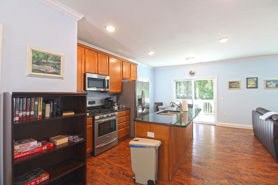 Cuddle Cove Modern, Creekside Home right by the Heart of Bryson City Villa in Bryson City