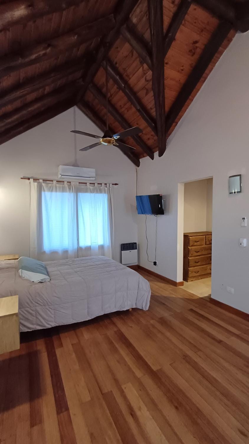Communal lounge/ TV room, Bed, TV and multimedia, Photo of the whole room, Bedroom