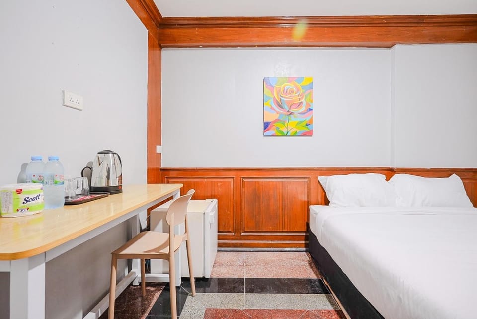Photo of the whole room, Bedroom