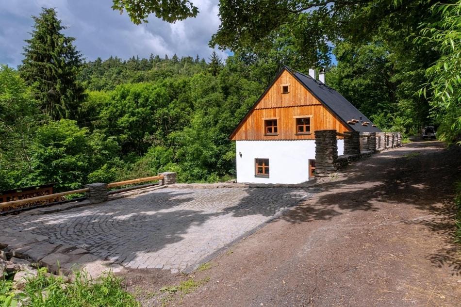 Property building, Natural landscape, Parking