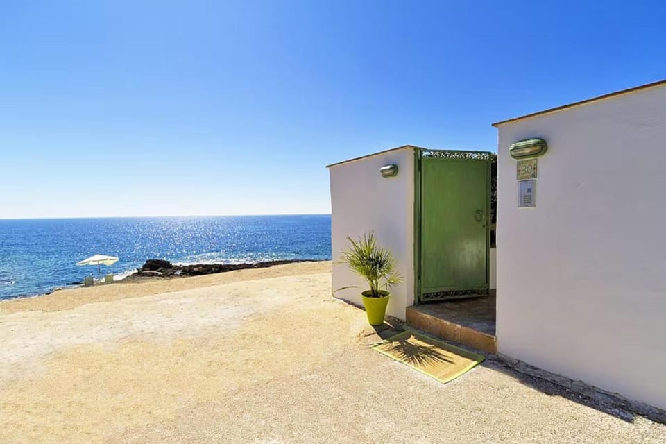 Case di Fiori Beachfront villa with terrace and direct beach access House in Fontane Bianche
