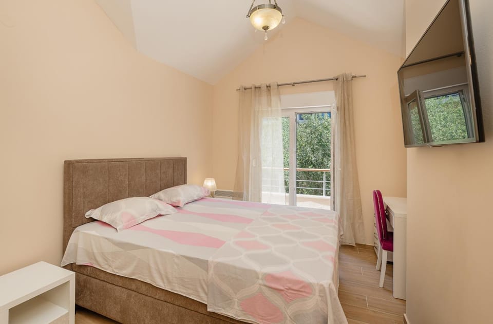 Bed, TV and multimedia, Photo of the whole room, Bedroom