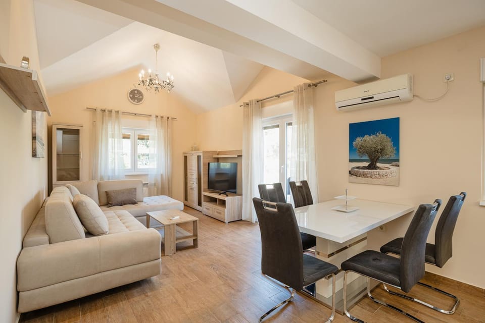 TV and multimedia, Living room, Seating area, Dining area, air conditioner