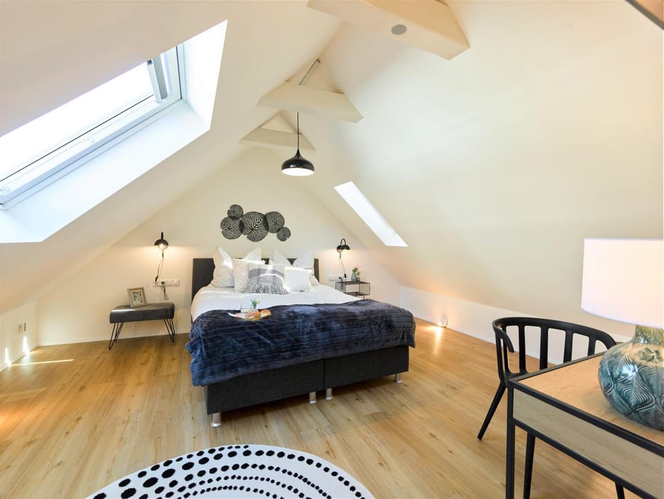 Bed, Photo of the whole room, Seating area, Bedroom