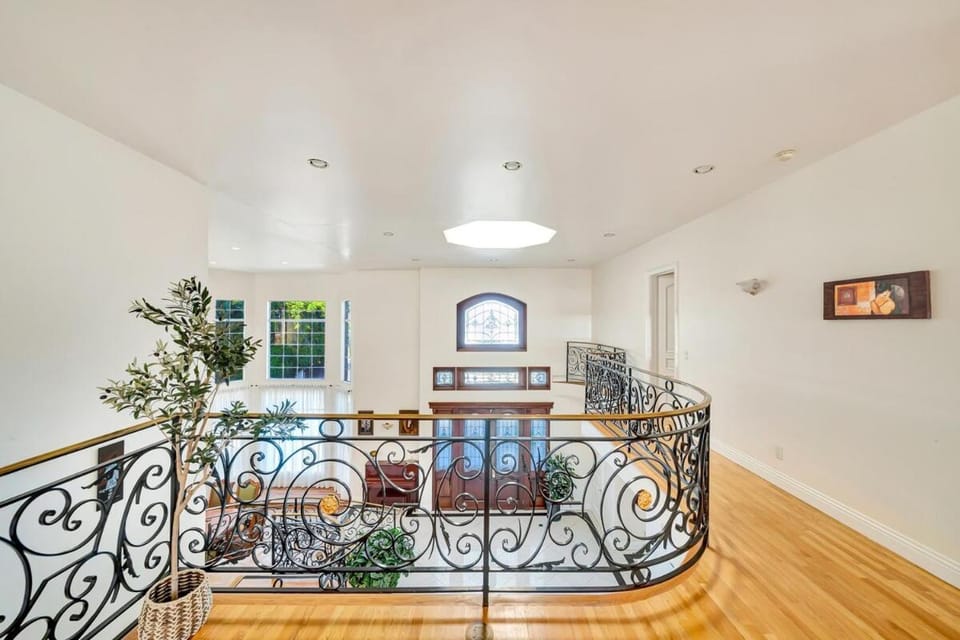 Grand Mediterranean House With Pool, Spa and Slide Villa in Reseda