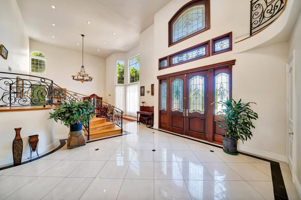 Grand Mediterranean House With Pool, Spa and Slide Villa in Reseda