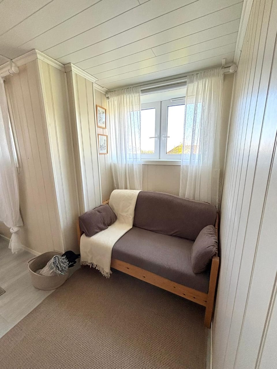 Bed, Living room