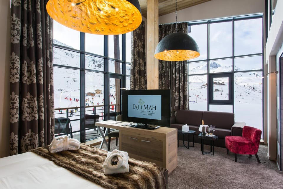 Photo of the whole room, Seating area, Mountain view