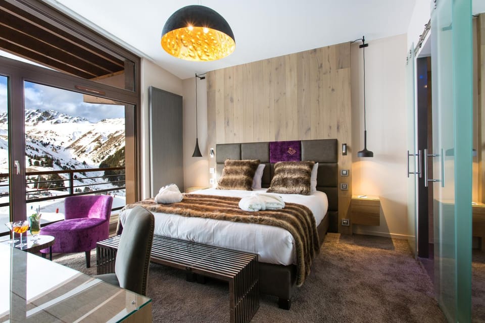 Bedroom, Mountain view