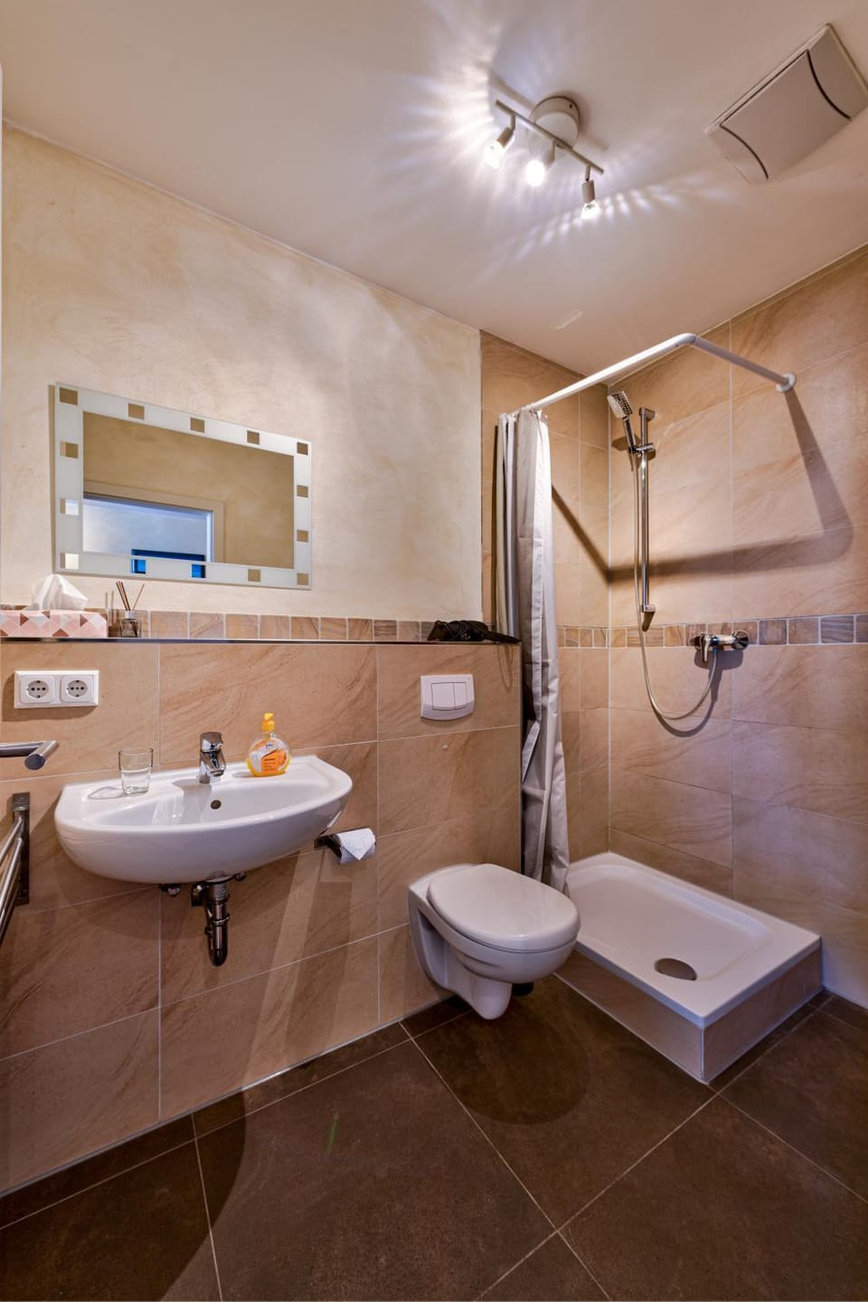 Bathroom, Photo of the whole room, Decorative detail, Decorative detail