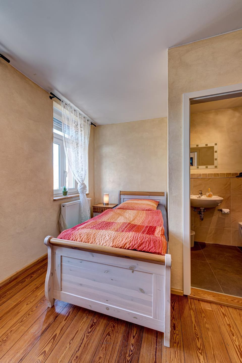 Bed, Photo of the whole room, Decorative detail, Decorative detail, Bedroom