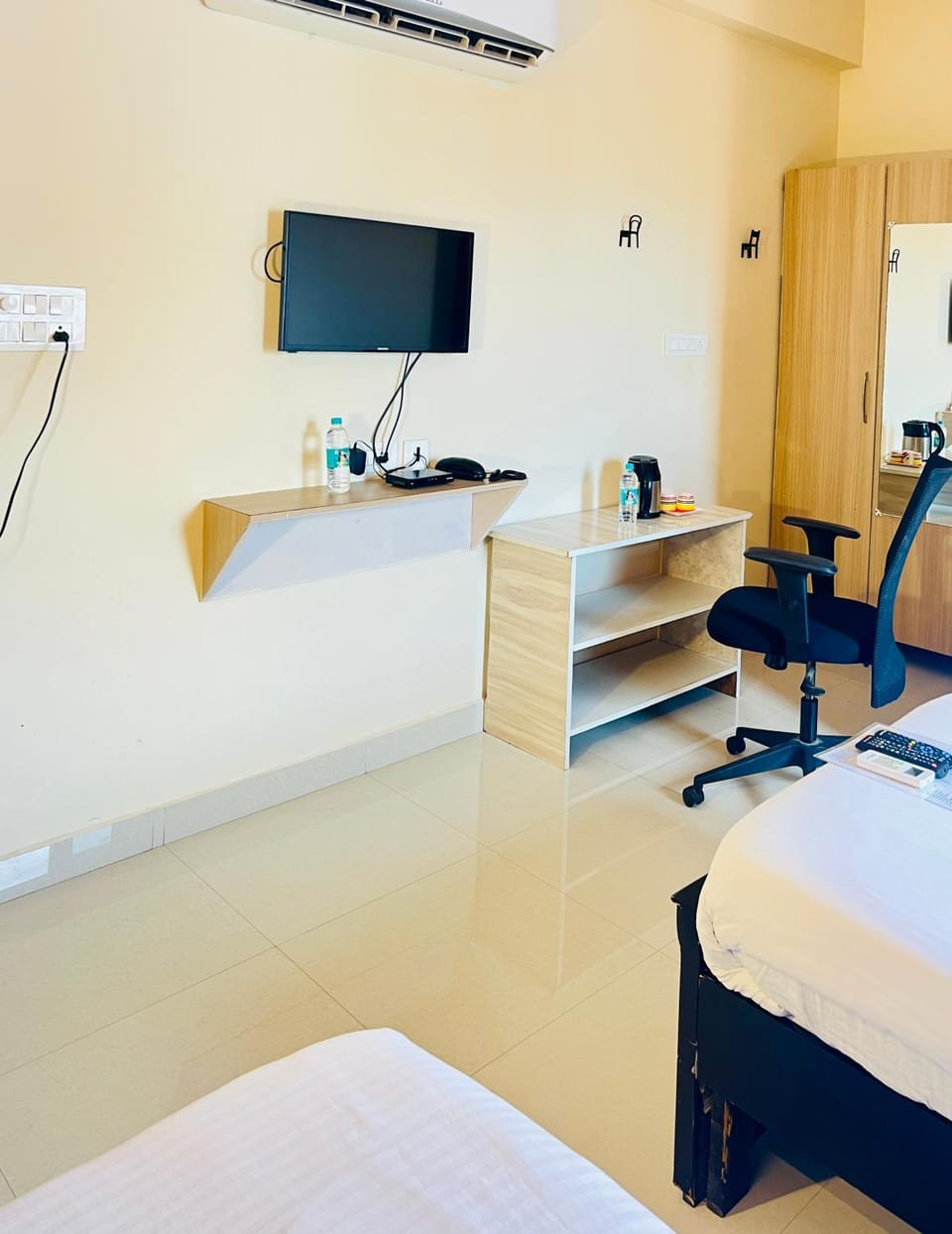 Bed, TV and multimedia, Bedroom, air conditioner