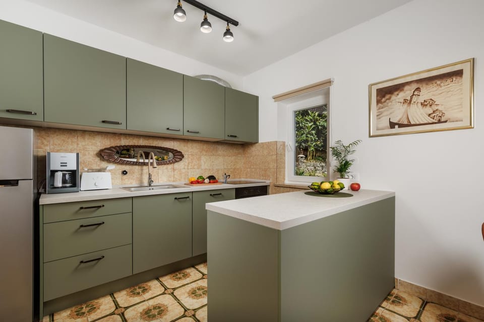 Coffee/tea facilities, dishwasher, oven, stove, toaster, kitchen