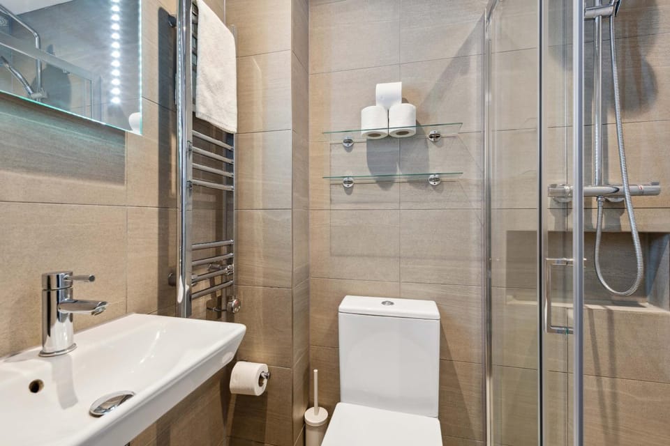 Shower, Toilet, Bathroom, towels