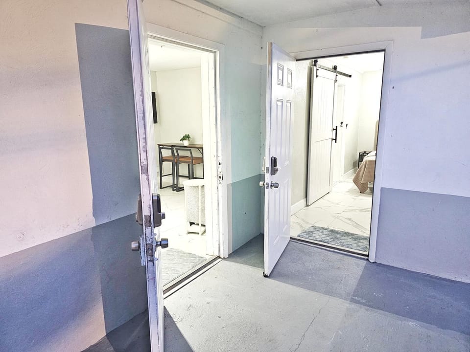Miami Gardens Cozy 2-Bedroom Private Guesthouse House in North Miami Beach