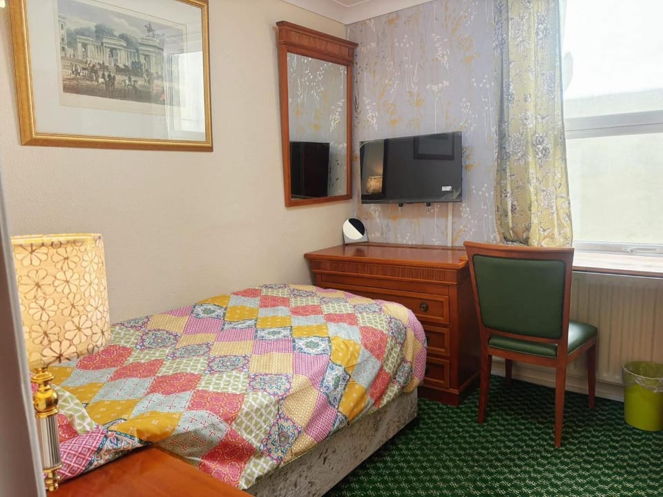 Downshire House Hotel in Douglas
