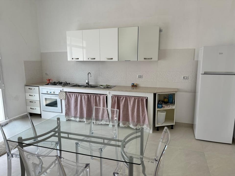 Kitchen or kitchenette, Dining area, oven, stove