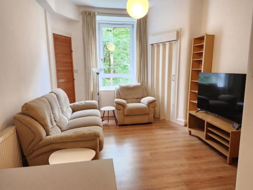 Communal lounge/ TV room, TV and multimedia, Living room, Seating area, Evening entertainment