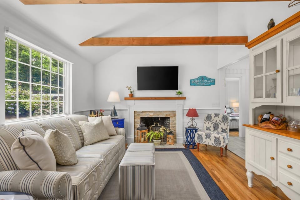 Close to private beach with ocean views House in South Chatham