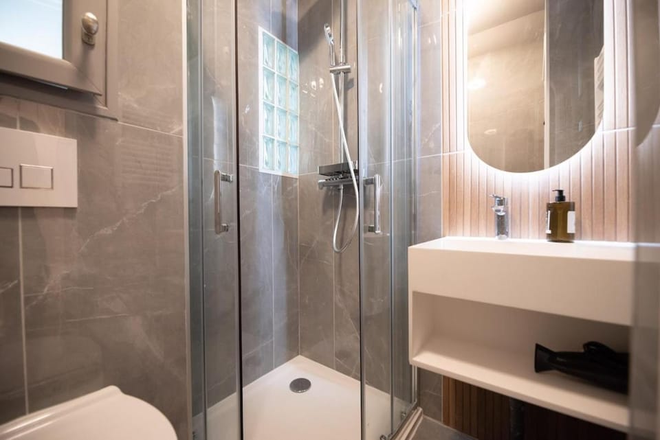 Lovely Parisian Flat -Prime Location, 7th District Apartment in Paris