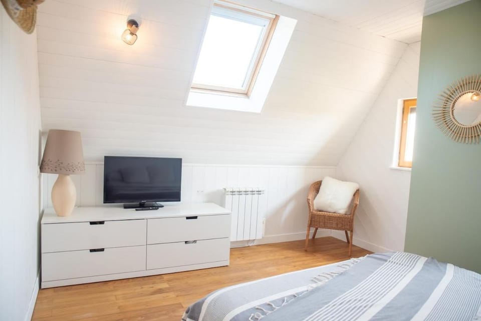 Bed, TV and multimedia, Bedroom