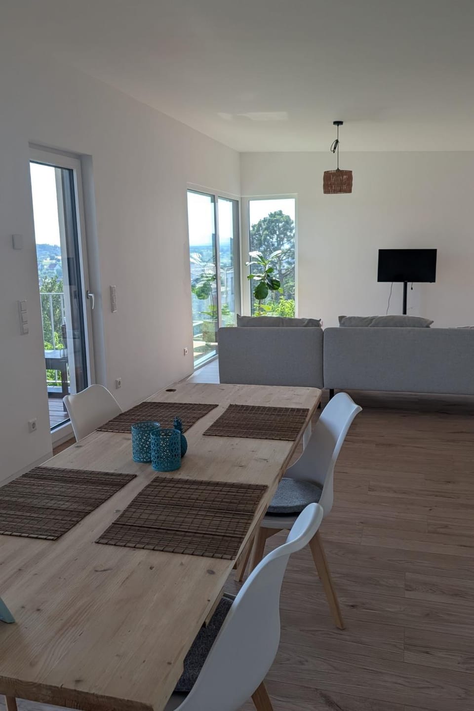 TV and multimedia, Living room, Photo of the whole room, Seating area, Dining area