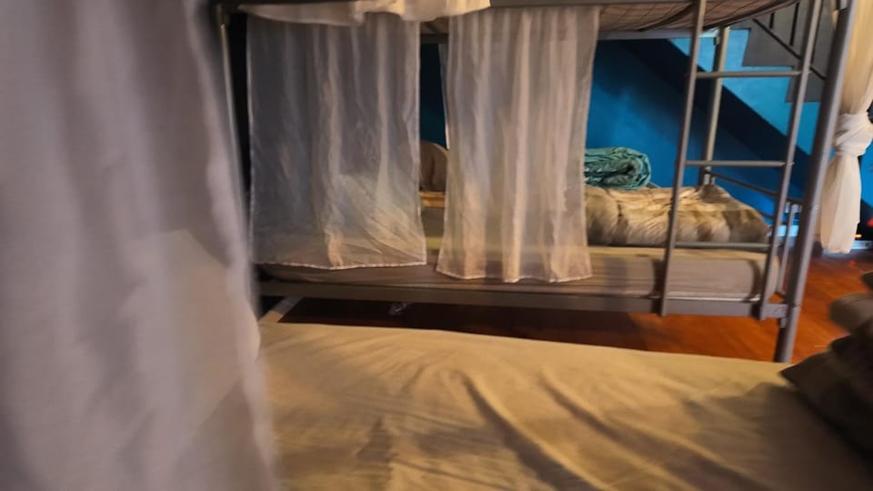 Femme Girls Dortoire daily stay 8pm to 10am Hostel in Île-de-France