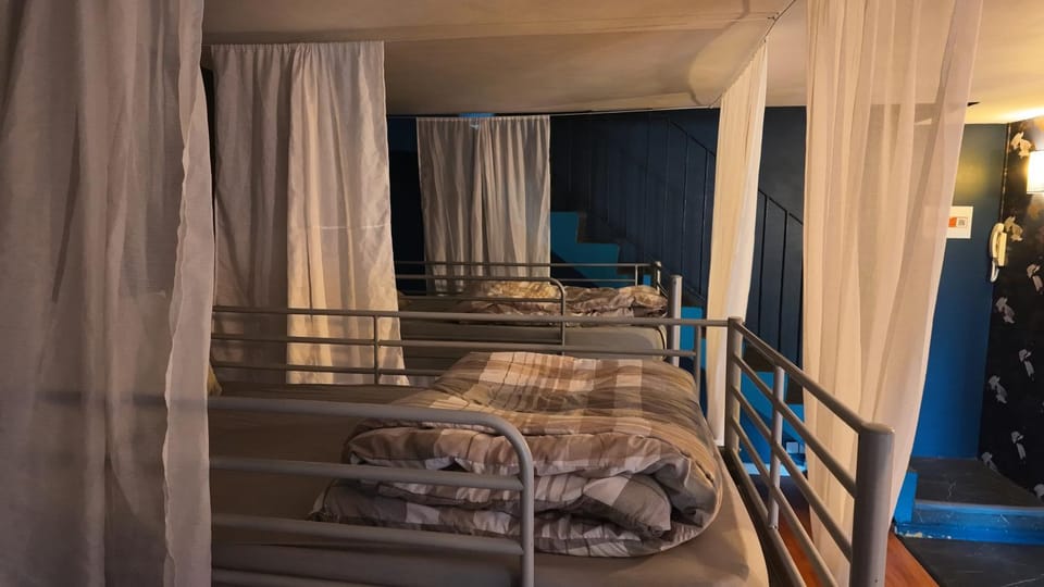 Femme Girls Dortoire daily stay 8pm to 10am Hostel in Île-de-France