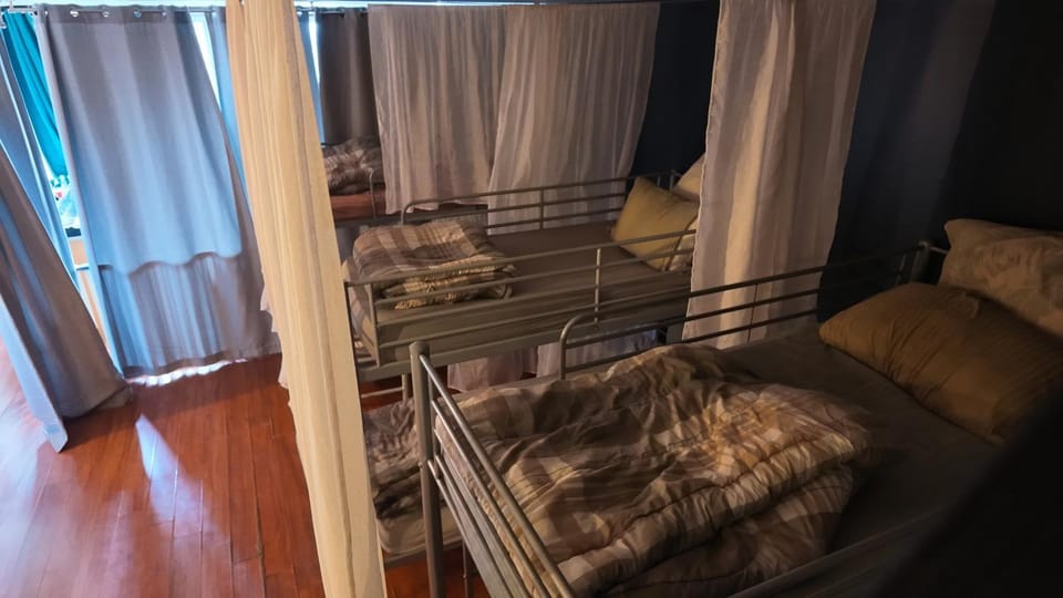 Femme Girls Dortoire daily stay 8pm to 10am Hostel in Île-de-France