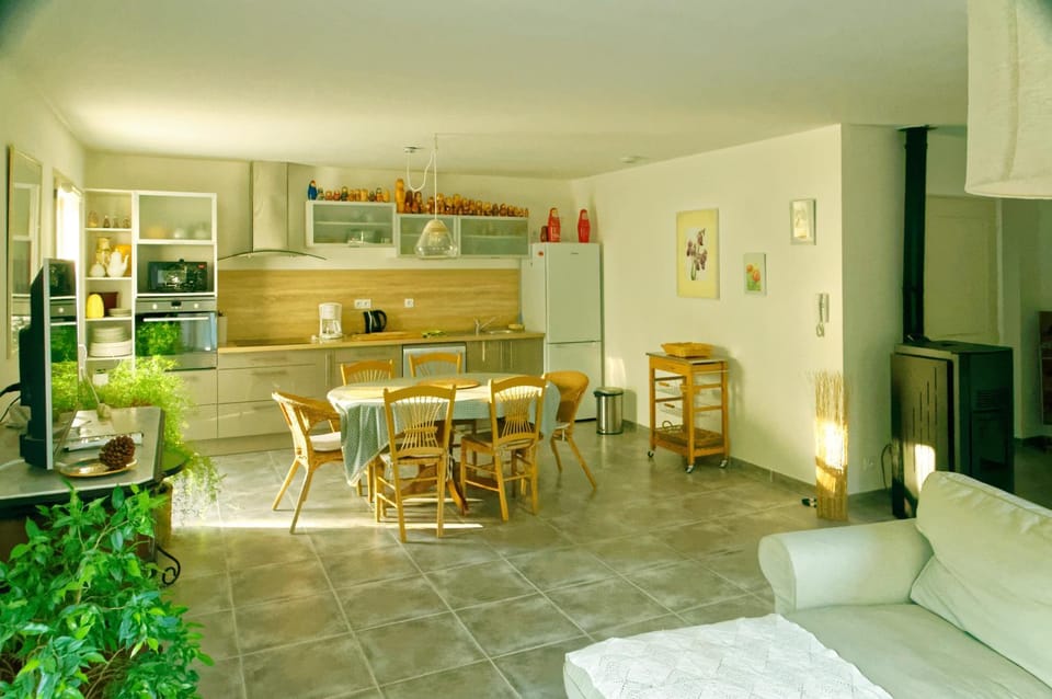 Kitchen or kitchenette, Seating area