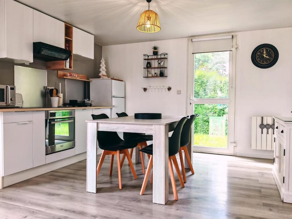 Kitchen or kitchenette, Dining area, oven, stove