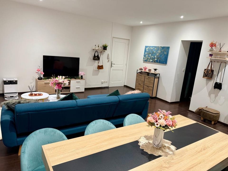 TV and multimedia, Living room, Dining area