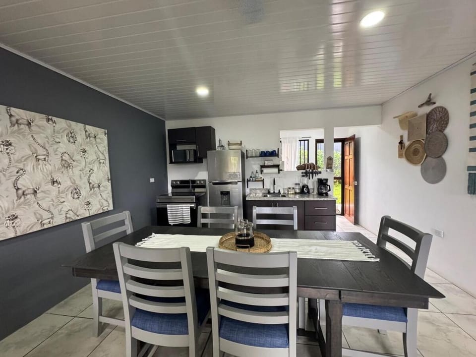 Coffee/tea facilities, Kitchen or kitchenette, Dining area, oven, stove
