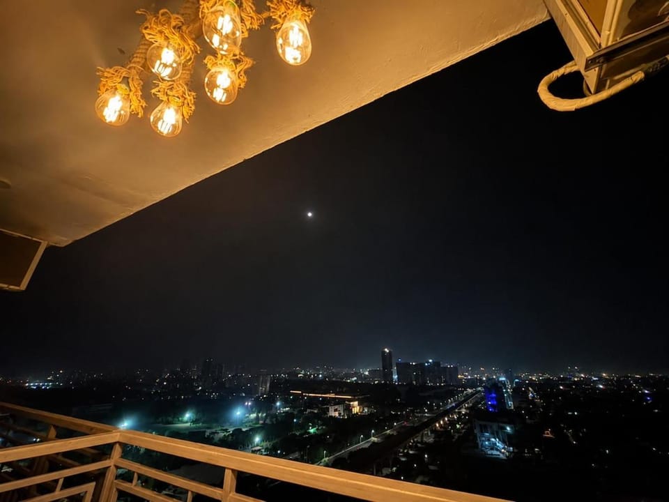 Midnight Atelier - Olive Luxe, Netflix & Chill Apartment in Uttar Pradesh