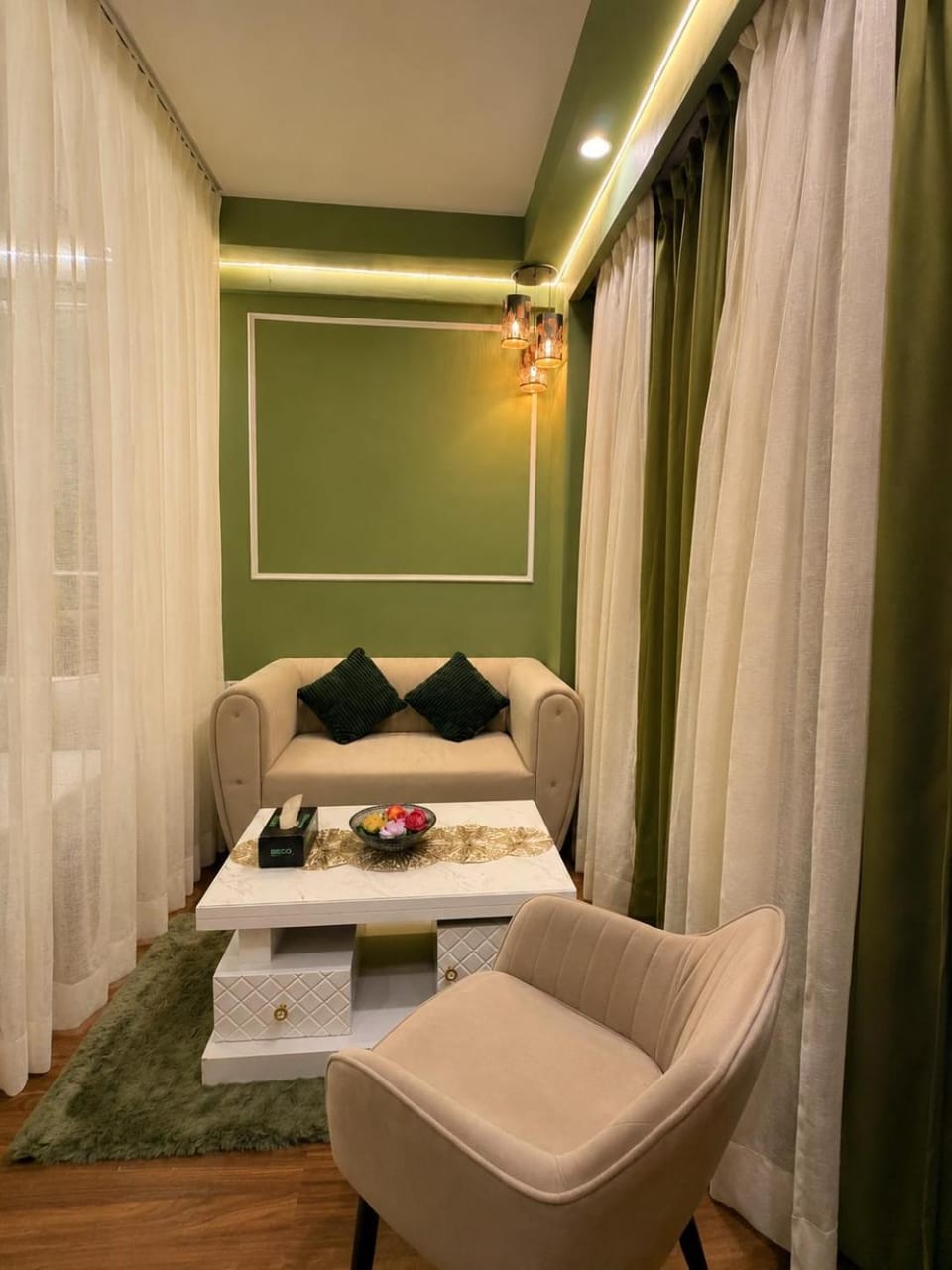 Midnight Atelier - Olive Luxe, Netflix & Chill Apartment in Uttar Pradesh