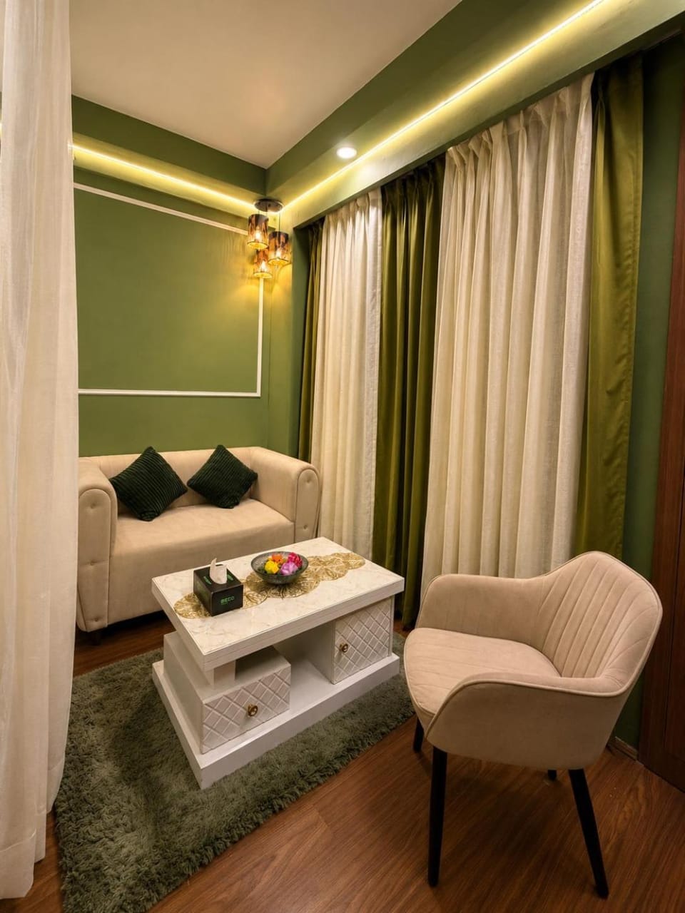 Midnight Atelier - Olive Luxe, Netflix & Chill Apartment in Uttar Pradesh
