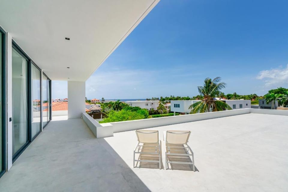 Villa Skyfall, Private Pool, Luxury 4BR, Jan Tiel House in Jan Thiel