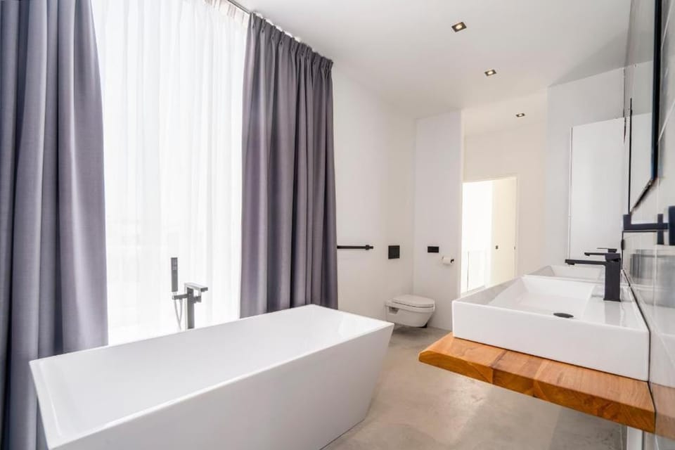 Villa Skyfall, Private Pool, Luxury 4BR, Jan Tiel House in Jan Thiel