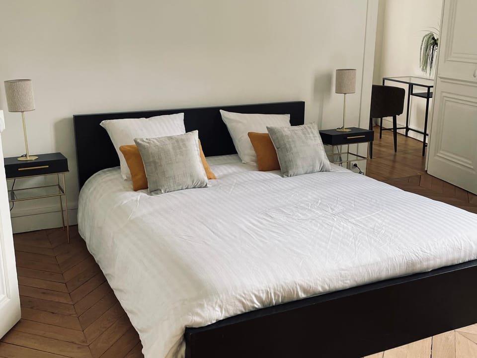 Photo of the whole room, Bedroom