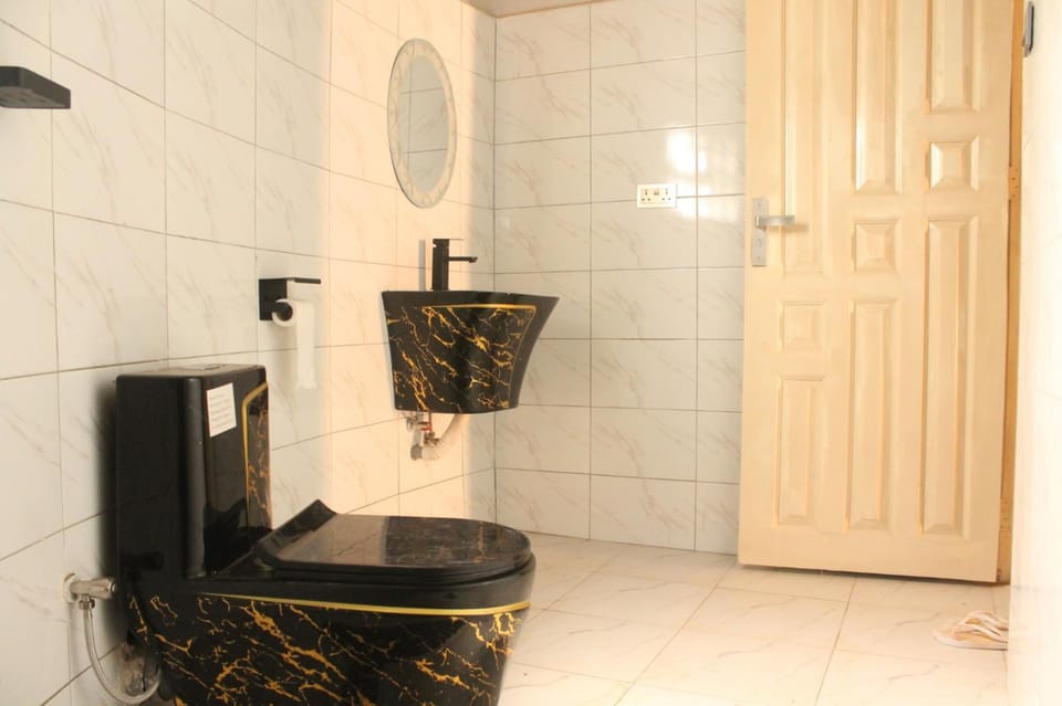 Shower, Toilet, Bathroom, Internal: Not applicable to any particular room