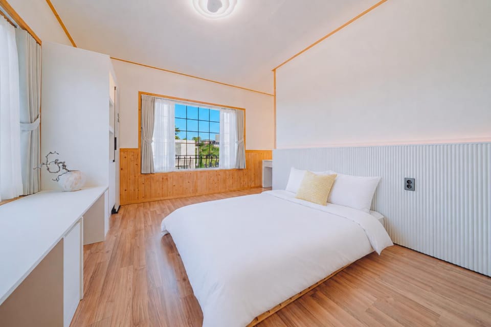 Bed, Area and facilities
