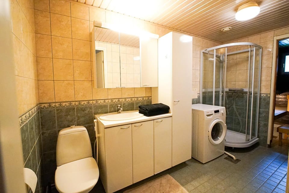 Toilet, Bathroom, towels, washing machine, dryer
