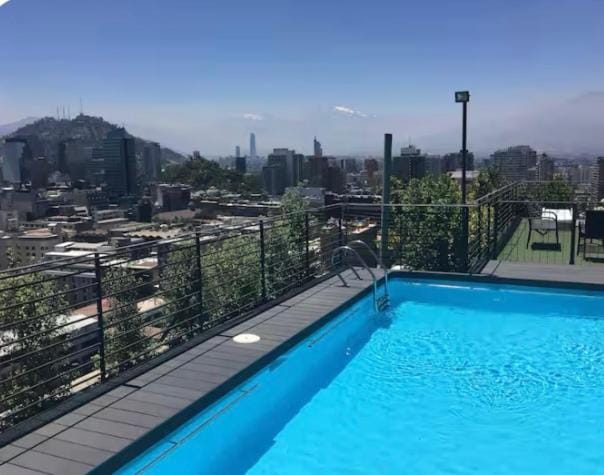 Centrico pasos U de chile Wifi Seguridad Piscina Apartment in Santiago