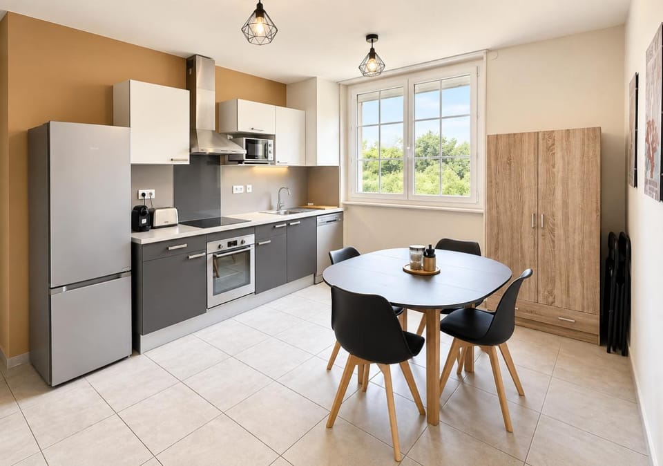 Coffee/tea facilities, dishwasher, microwave, toaster, kitchen
