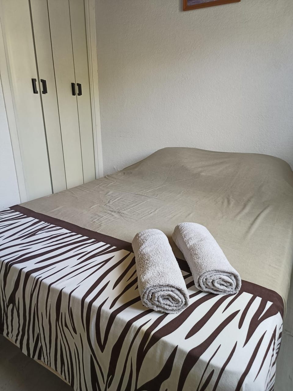 Photo of the whole room, Bedroom, towels
