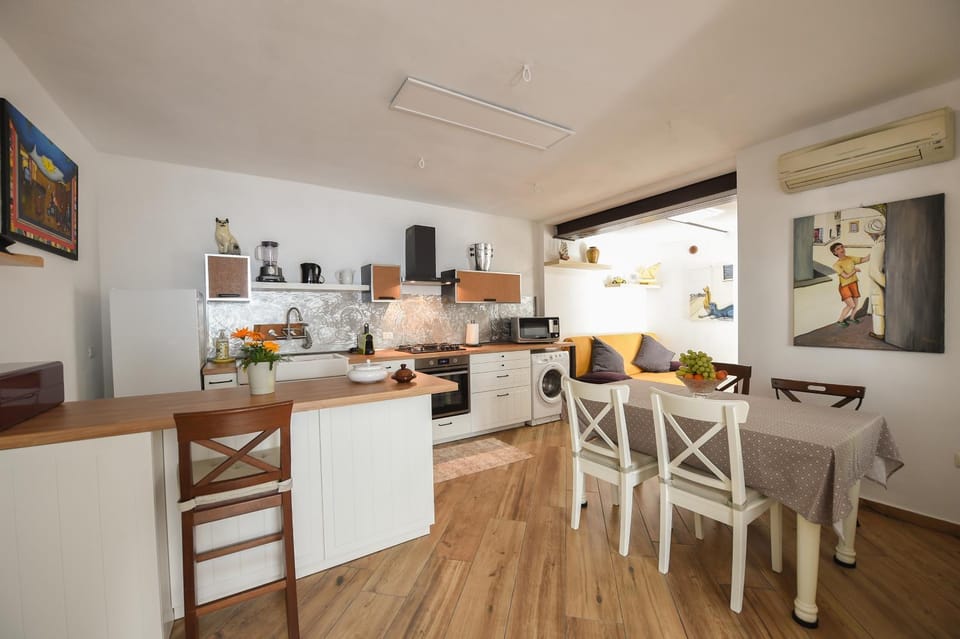 Kitchen or kitchenette, Dining area, oven, stove, air conditioner