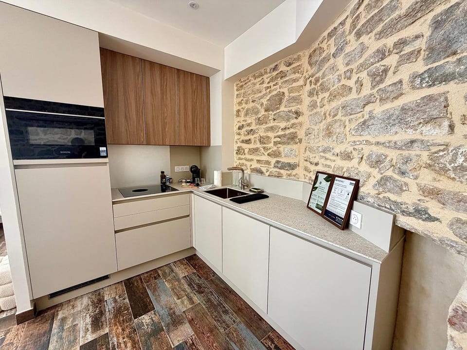 Coffee/tea facilities, Kitchen or kitchenette, oven, stove