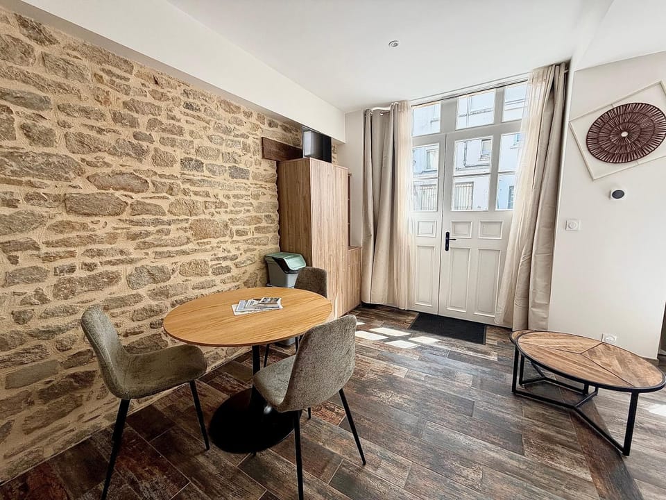 Kitchen or kitchenette, Living room, Seating area, Dining area