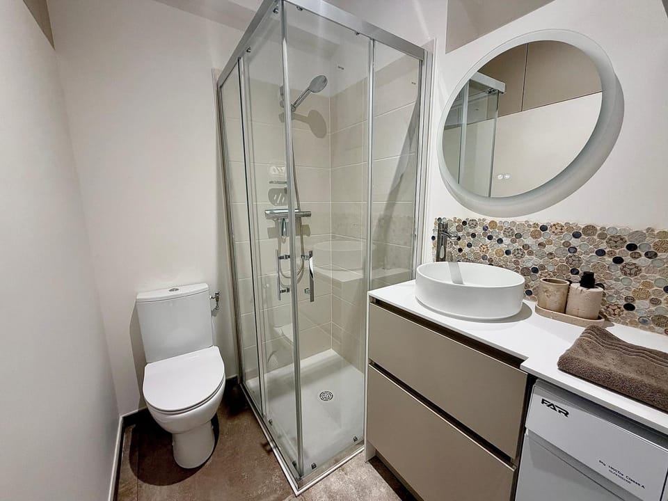 Shower, Toilet, Bathroom, towels